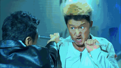 强,一寸短一寸险"精巧在于兵器之间的对决,甄子丹的甩棍与吴京的短刀