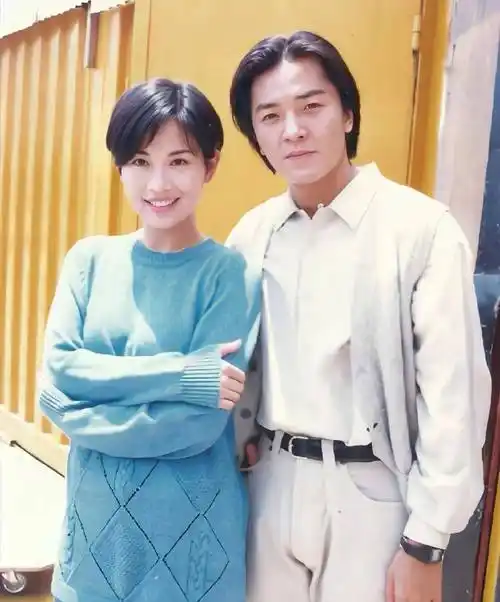 很多人都说郑伊健留长发最帅.她和陈松伶经常拍情侣戏.