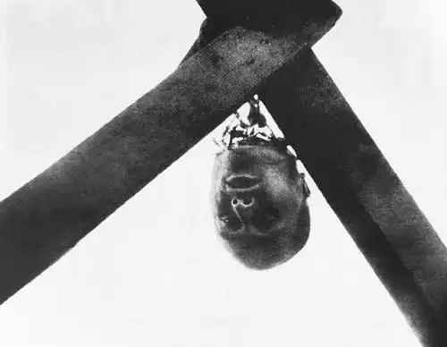 八国联军实拍,地上人头滚滚,奸淫妇女,格格们不堪忍受而自杀