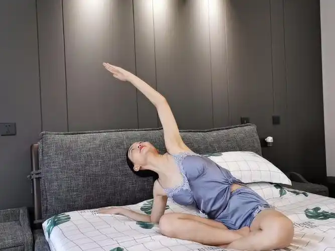 王子文瑜伽又有新高度,在桌子上秀高难度动作,好身材一览无余