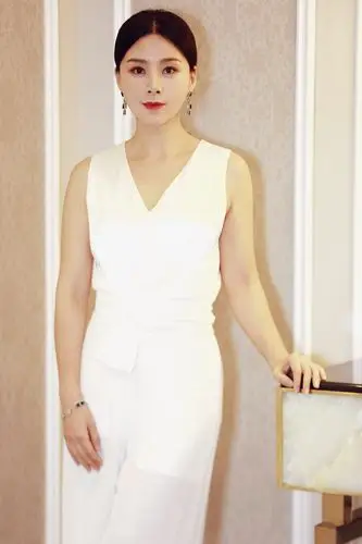 何琳受邀出席亚洲电影节 千万美钻性感闪耀亚洲