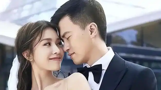 35岁文咏珊和老公逛街富豪老公穿搭帅气结婚5年无儿子仍恩爱