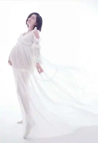 谢娜二胎大孕肚曝光!父母贴心来上海陪伴女儿,一家人低调外出就餐