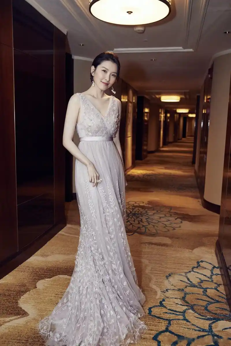 thanks to: 礼服:lilygardenbridal, 饰品:nocturne小夜曲 , 摄影