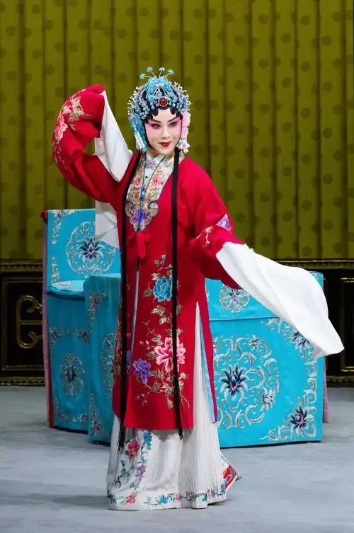 浅夏荷露角美韵扬秋声记北京京剧院青年团优秀张派青衣侯美美益求美