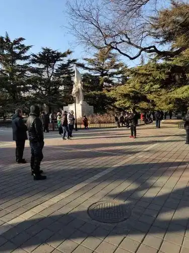 东单公园-"免费,有座冬天看上去太过空空的突突的山头.