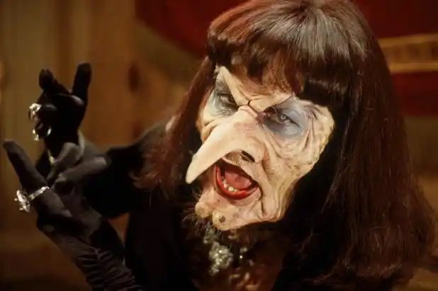 女巫说:「我在一天的时间里,一半是丑陋的女巫,一半是倾城的美女,你想