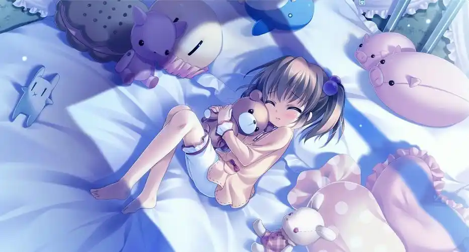 一张卡通图片,穿着粉色衣服的小女孩抱着一个白色娃娃睡着了,闭着眼睛