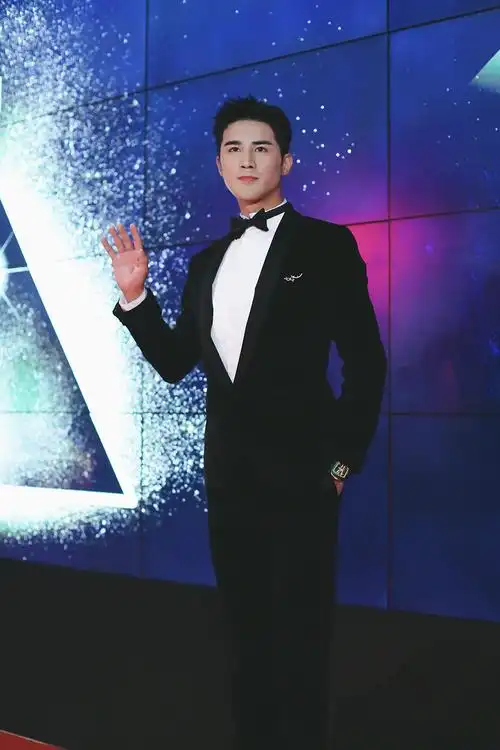 姜潮获"年度飞跃男艺人" 黑丝绒西装化身气质"总裁"