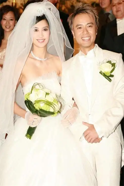 李克勤老婆近照!50岁卢淑仪冻龄美貌很惊艳,不愧是港姐三料冠军