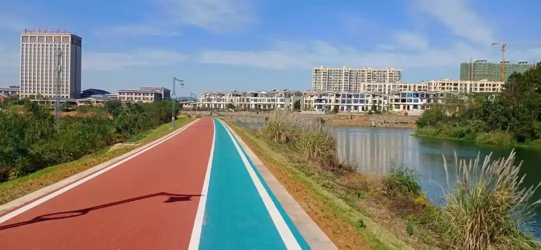 是因为彩色铺装层采用了彩色乳化沥青和液体sbs,同时使用天然彩色防滑