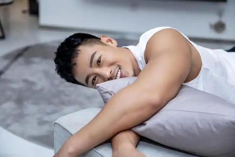 亓航七夕节实力宠粉 女友视角写真让人心空