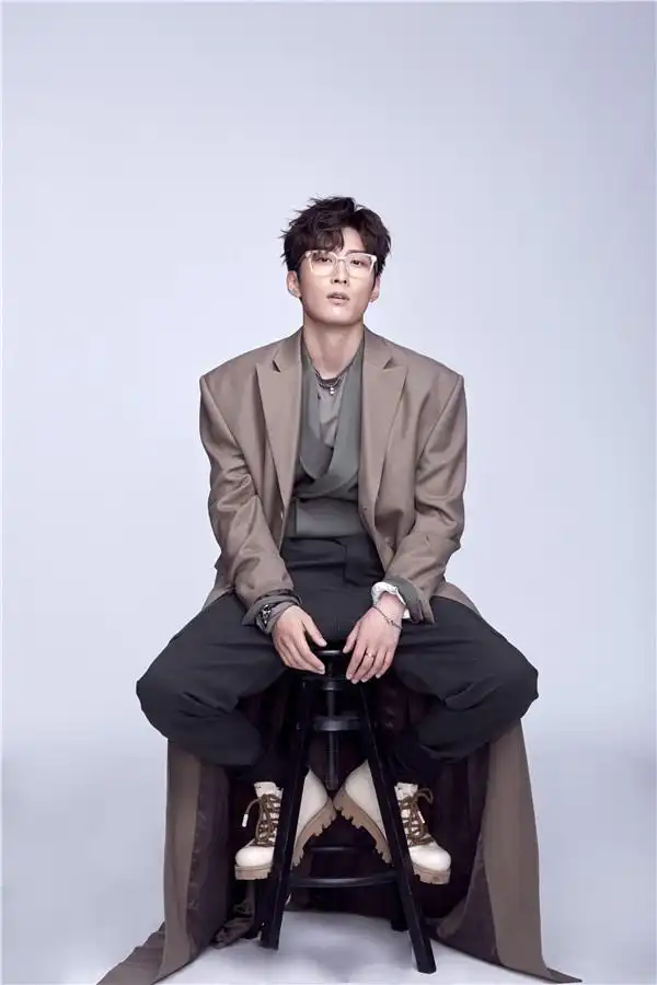 窦骁秋日风衣时尚写真大片