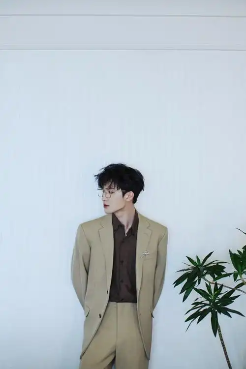 朱正廷美拉德配色西装