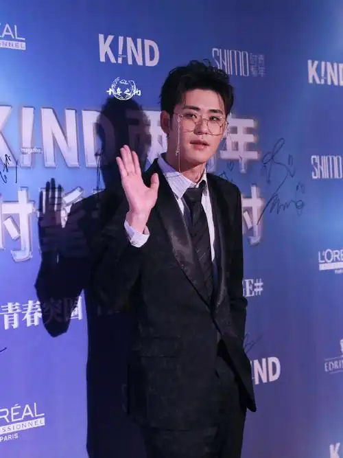 出席活动红毯首秀张云雷一身西装 金丝眼镜 大背头盛装出席红毯首秀