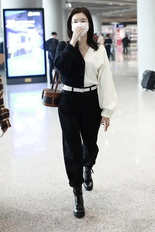 江疏影穿马丁靴又美又飒 见粉丝挥手露笑眼心情好