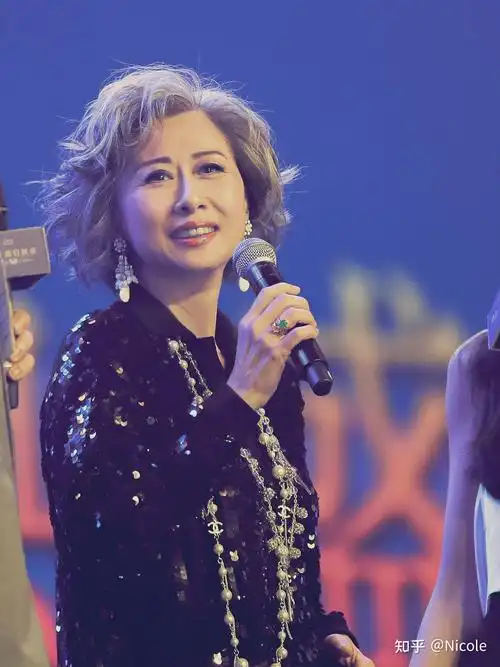 叶倩文过62岁生日我却被她的状态惊艳满头白发仍美若少女