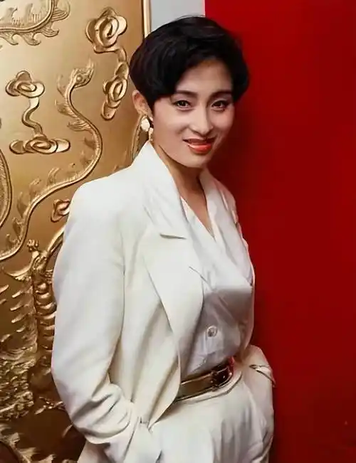 55岁张敏上热搜,掀起回忆杀,她晒视频网友表示认不出真容_上海市人