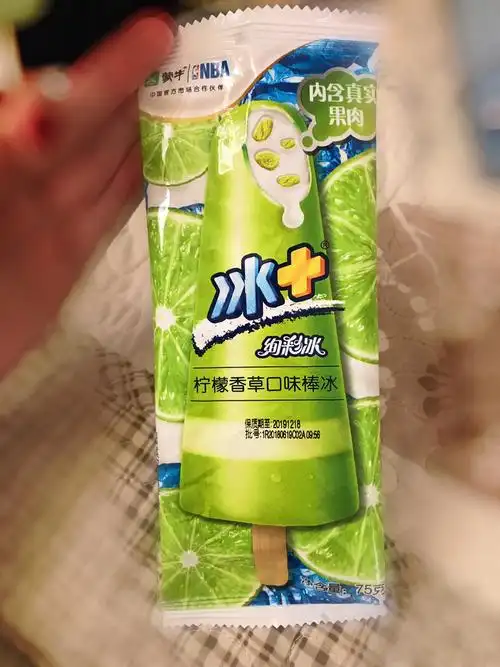97酸酸甜甜的柠檬味儿冰皮外壳,加上里面包裹着的香草味儿的雪糕,甜
