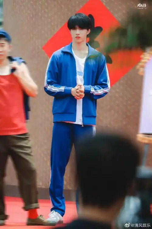 刘耀文萌探2蓝色运动服造型路透