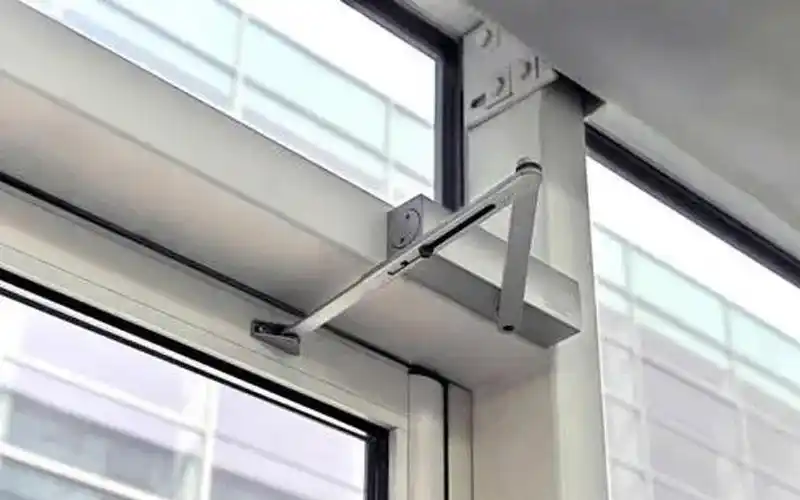 四,闭门器平行安装闭门器安装在推门侧,平行板安装在门框上.