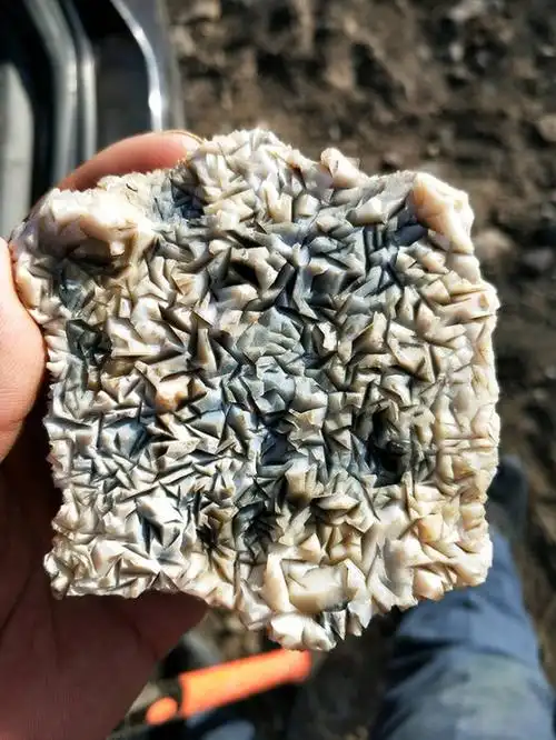 在这长达300多公里的火山群之间玛瑙滚落一地