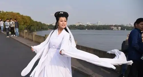 西湖穿越来了一个白娘子在断桥上找许仙见了保安现原形