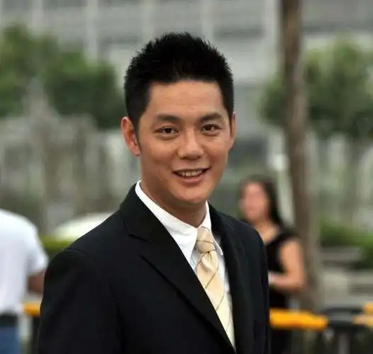 守护丈夫21年,却比不过嫩模的3个月,今42岁和儿子相伴复出