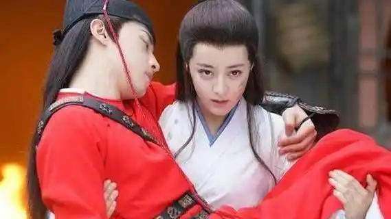 都来看迪丽热巴的公主抱,单手抱!