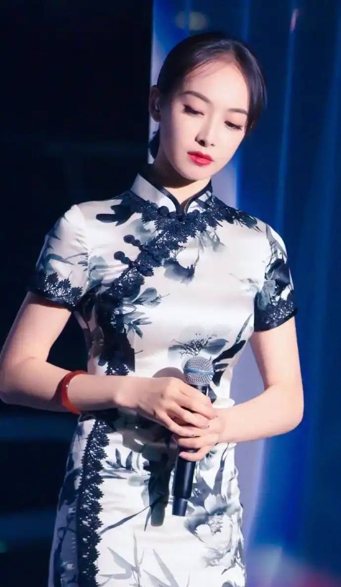 宋茜一袭复古旗袍出场惊艳无比