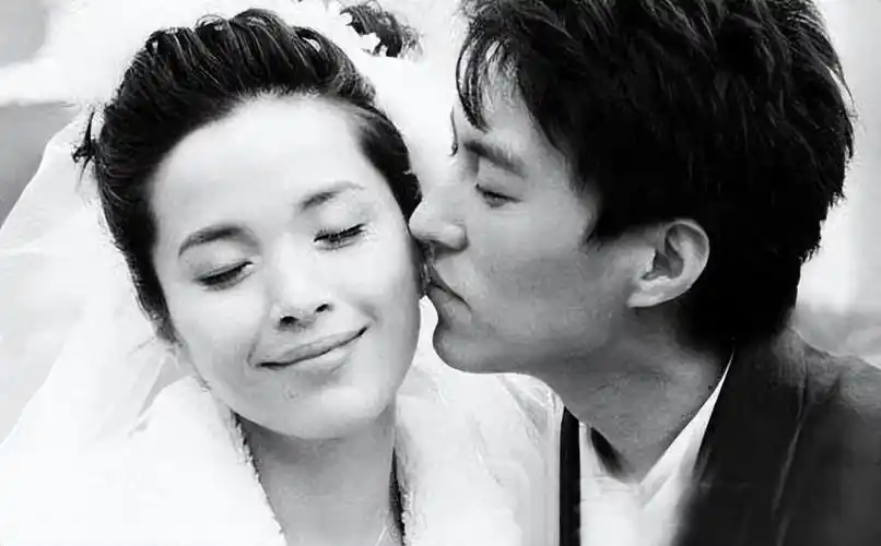 回顾一级演员靳东出道30年零绯闻与二婚李佳结婚至今恩爱如初