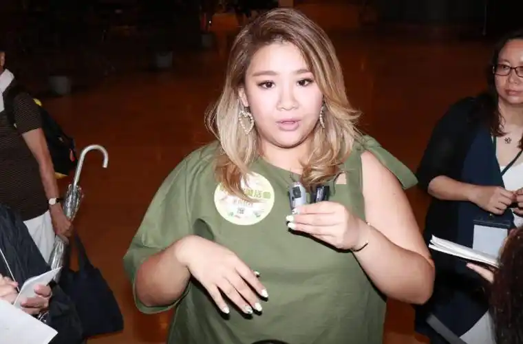 港媒曝郑欣宜失踪原因,疑与唱片公司意见不和,并没有真的生病