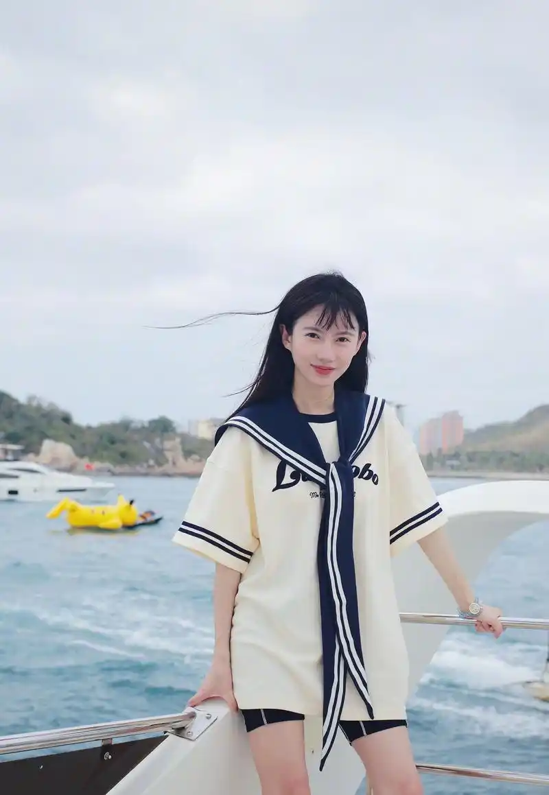 刘萌萌白色运动装海边优雅写真