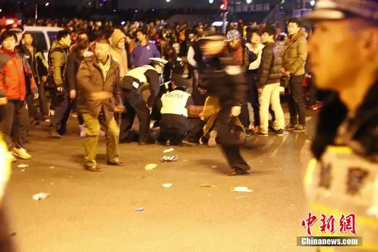 上海外滩跨年活动发生踩踏事故