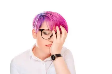 悲伤的女人用手捂住脸, 眼睛紧闭的白色背景.