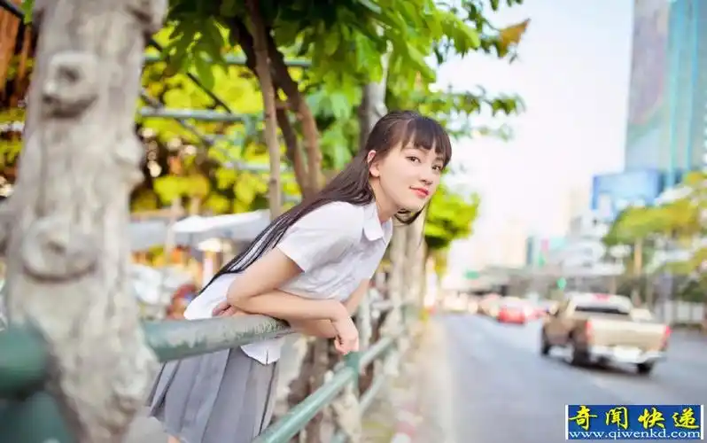 武大校花黄灿灿校服写真可爱动人萌翻天