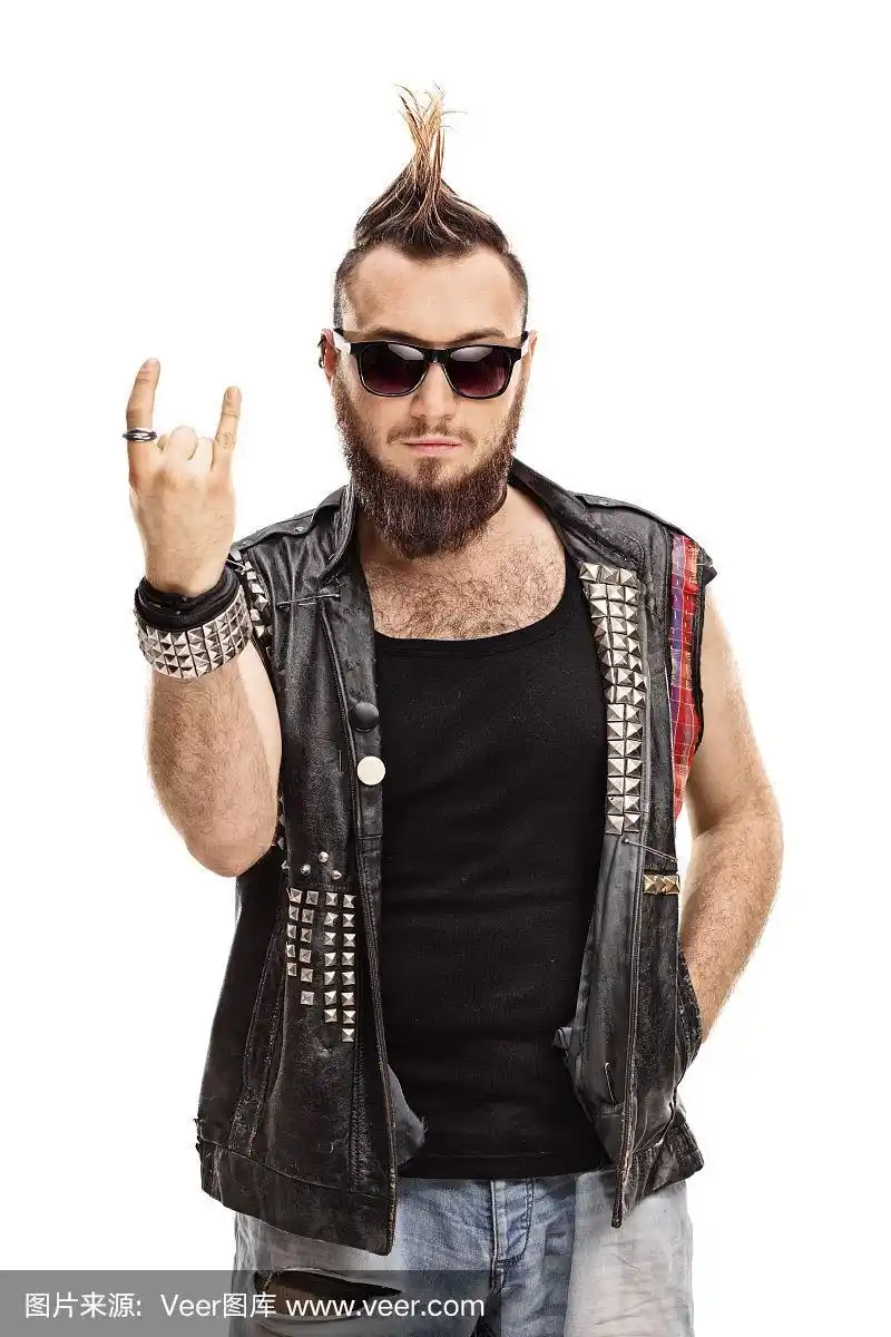 年轻的朋克做着摇滚手势