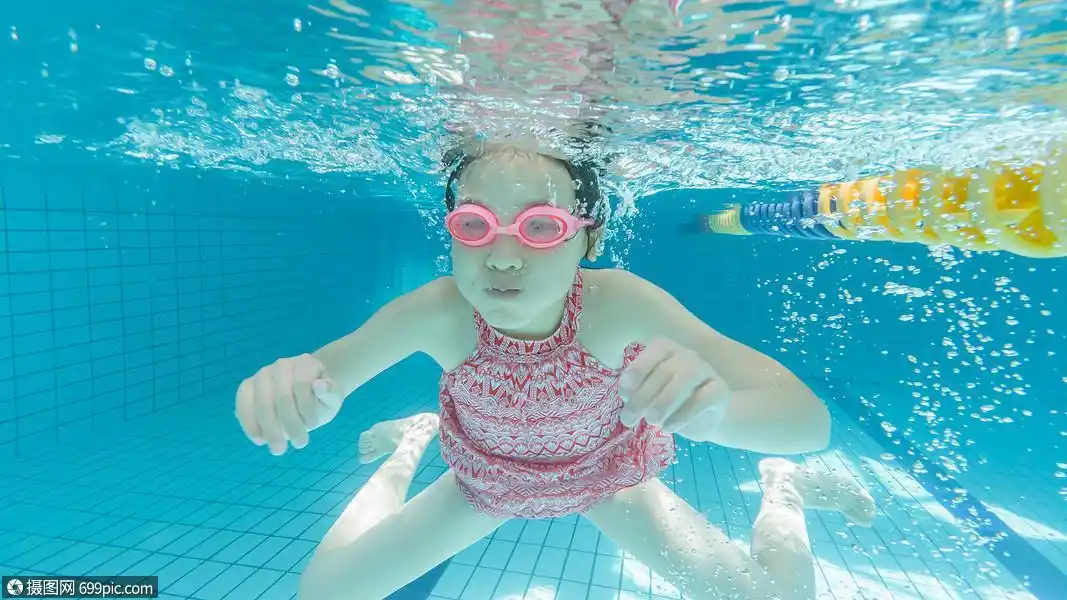 儿童水下游泳可爱游泳课