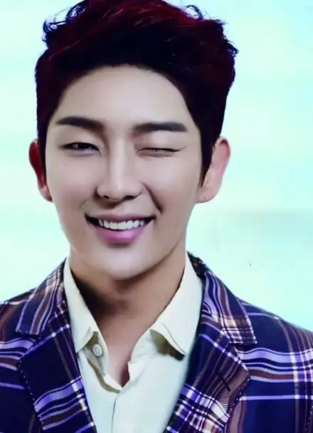 李准基登芭莎写真-帅气笑容俘获芳心