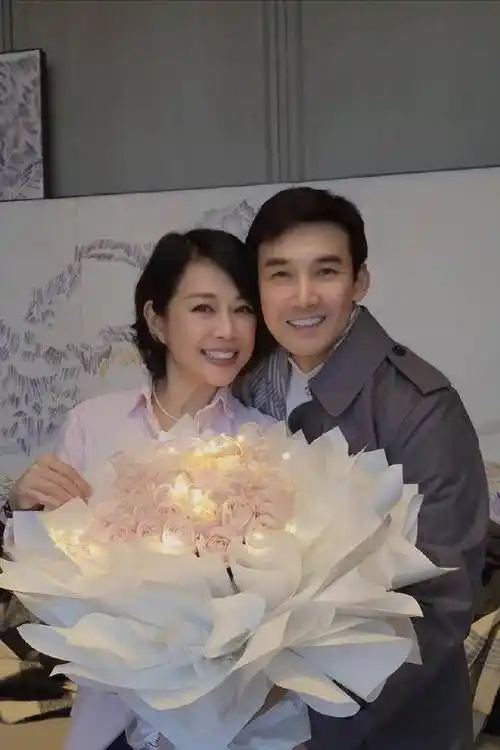 这个决定不仅给她的事业带来了新的机遇,也为她和张铎的爱情故事架起