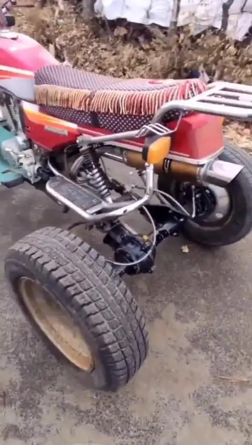 小伙二轮摩托改三轮,还带传动轴转换器,这是怎么改的