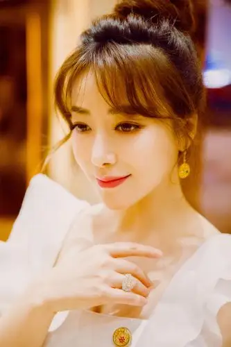 陈紫函碧玺耳环搭千万钻戒出席活动 大气知性衬万千宠爱