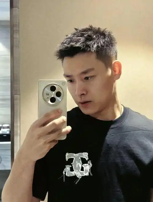 24年夏天男生适合留"短发"发型,这3款简单帅气,谁剪都好看