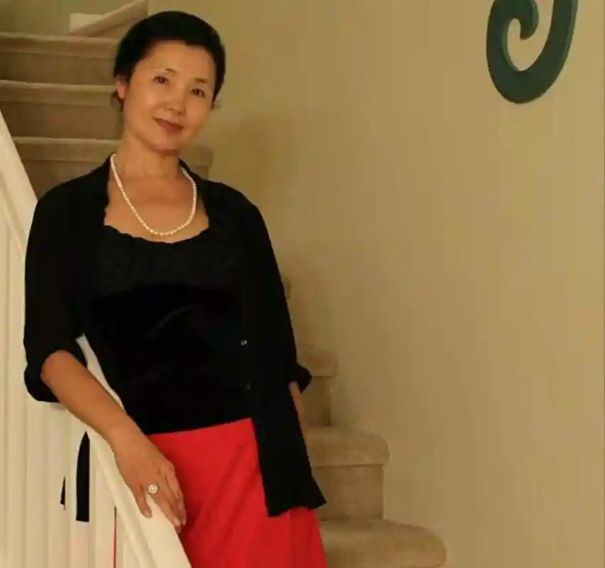 66岁姜黎黎也长了很多白发穿旗袍搭丝巾温柔素雅从容老去真美