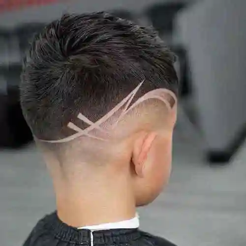 不知从什么时候开始,小男孩发型都喜欢在侧面加入一些雕刻的图案