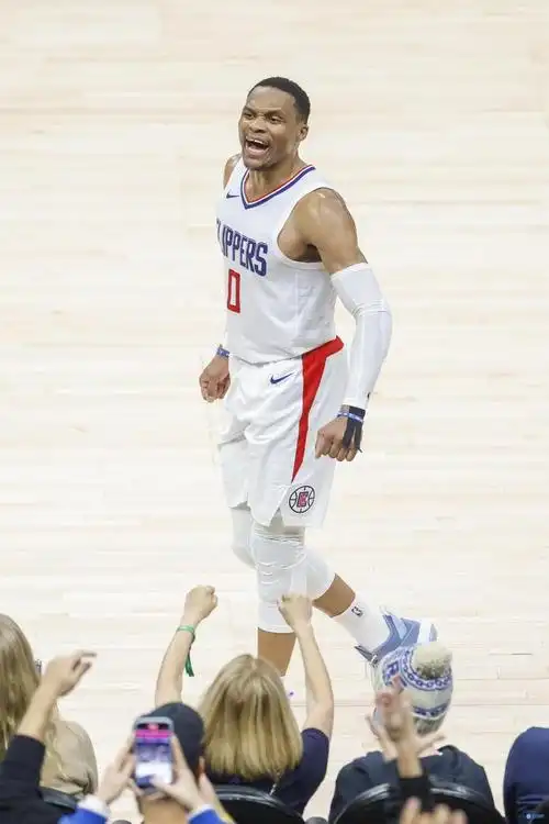 飞天遁地!威少14中7拿到20分5篮板&填满数据栏|拉塞尔·威斯布鲁克|快