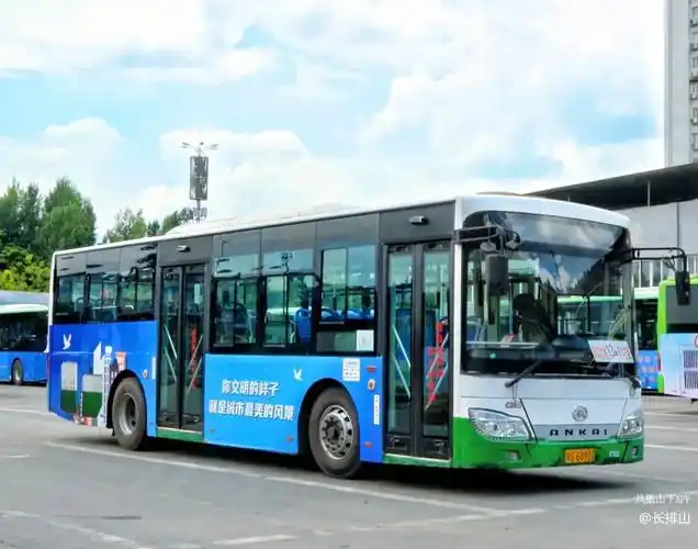 [达州公交]:创建文明城市,10台公交车车身公益广告靓丽风景 - 今日