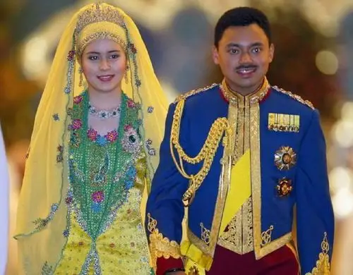 文莱王室实力炫富!王后妃子的王冠没有一顶小的,竟连地毯都含金