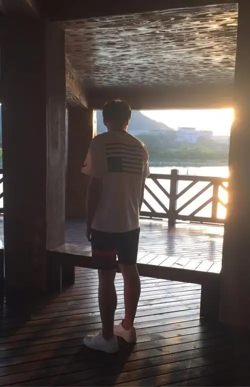 190cm,180斤买supreme的卫衣该买多大码的?