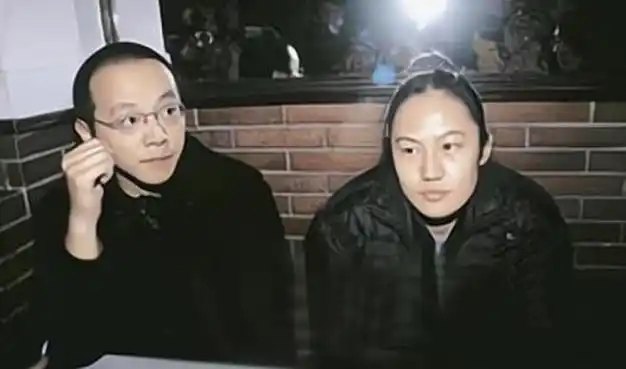 55岁窦唯罕见露面,秃顶颓废无人能认,王菲当年却愿意为他倒尿盆